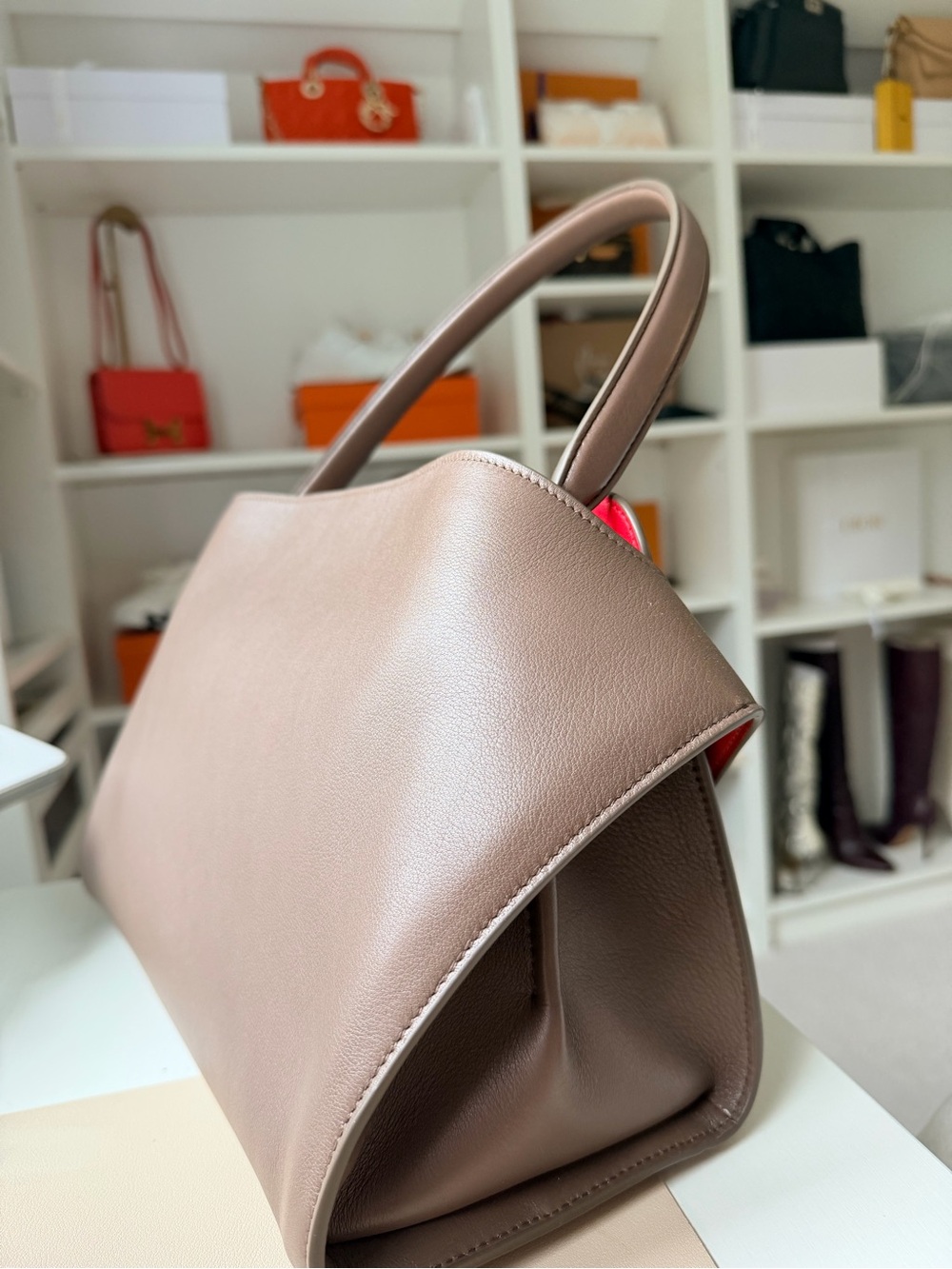 Salvatore Ferragamo Hug Soft bicolor shoulder bag (M) in Clay/Flame red colors - Picture 9 of 11